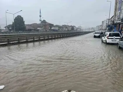 Kavak’ta Sağanak Yağış Etkili Oldu: Yollar Göle Döndü