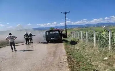 Vezirköprü'de Servis Aracı Yandı, Geriye Demir Yığını Kaldı