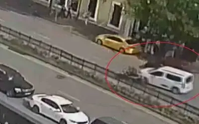 Önüne Çıkan Hafif Ticari Araçtan Kaçarken Refüjü Aşıp Karşı Şeride Savruldu