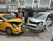 Samsun’da Hafif Ticari Araç İle Taksi Kafa Kafaya Çarpıştı: 2 Yaralı