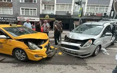 Samsun’da Hafif Ticari Araç İle Taksi Kafa Kafaya Çarpıştı: 2 Yaralı