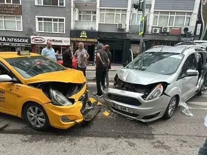 Samsun’da Hafif Ticari Araç İle Taksi Kafa Kafaya Çarpıştı: 2 Yaralı