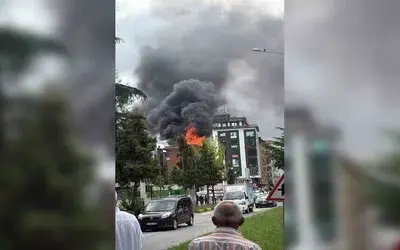 Trabzon’un Araklı İlçesinde 5 Katlı Binada Çatı Yangını