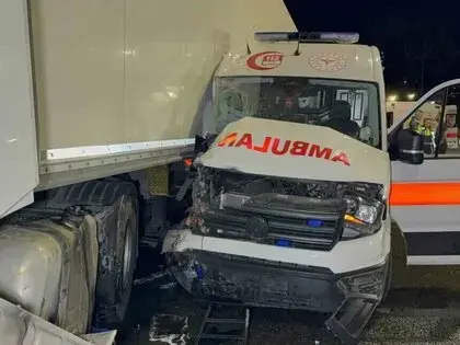 Ambulans İle Tır Çarpıştı: 6 Yaralı