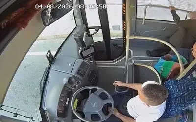 Belediye Otobüsünde Fenalaşan Yolcuyu Müdahale Anları Kameralara Yansıdı