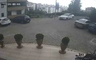 Sürücü Fren Yerine Gaza Basınca Araç Site Duvarından Aşağı Uçtu: 1’i Çocuk 3 Yaralı