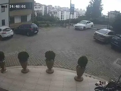 Sürücü Fren Yerine Gaza Basınca Araç Site Duvarından Aşağı Uçtu: 1’i Çocuk 3 Yaralı