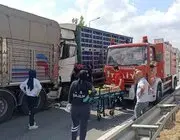 Tavuk Yüklü Tır, Önündeki Kamyona Çarptı: 2 Yaralı