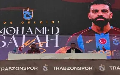 Trabzonspor’da Salah Yaklaşık 30 Bin Taraftar Önünde İmza Attı