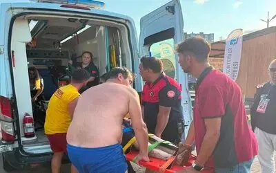 Tehlikeli Bölgede Denize Giren Kadını Cankurtaranlar Kurtardı