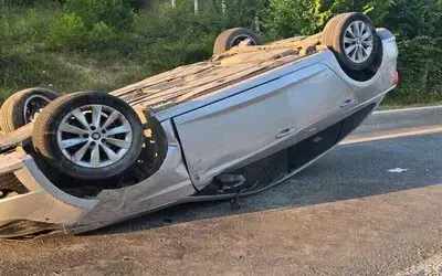 Türkeli’de Otomobil Takla Attı: 2 Yaralı