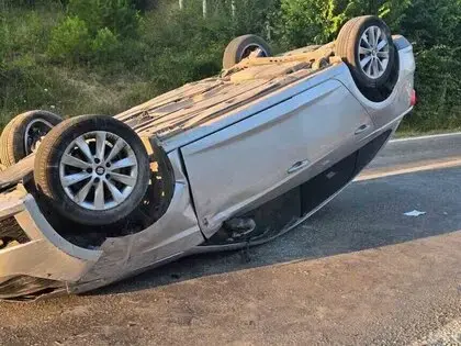Türkeli’de Otomobil Takla Attı: 2 Yaralı