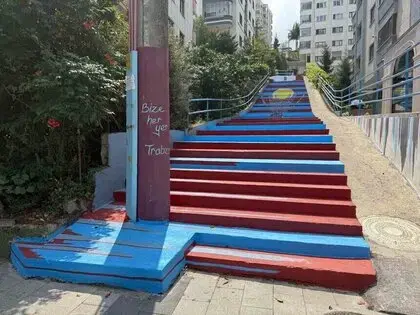 Trabzon’da Kaldırımlar Bordo Maviye Boyanıyor