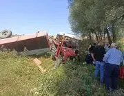 Buğday Yüklü Traktör Devrildi, Sürücü Yaralandı