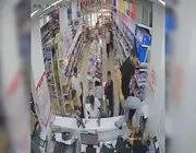 Kırtasiyeyi Bastılar, Sahibine Tekme Tokat Saldırdılar: O Anlar Kamerada