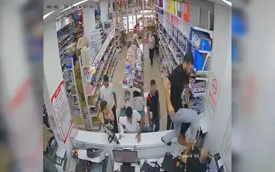 Kırtasiyeyi Bastılar, Sahibine Tekme Tokat Saldırdılar: O Anlar Kamerada
