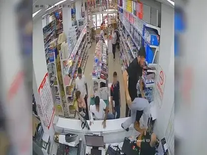 Kırtasiyeyi Bastılar, Sahibine Tekme Tokat Saldırdılar: O Anlar Kamerada