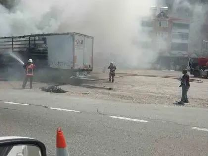 Giresun’da Yol Kenarındaki Tırın Dorsesinde Yangın Çıktı