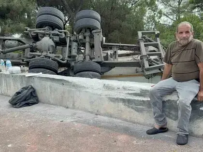 Freni Tutmayan Kamyon Bahçeye Devrildi: Sürücüyü Emniyet Kemeri Kurtardı