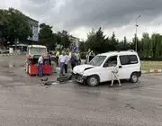 Hafif Ticari Araç İle Traktör Çarpıştı