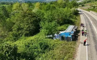Sinop’ta Kontrolden Çıkan Tır Yan Yattı: 3 Yaralı