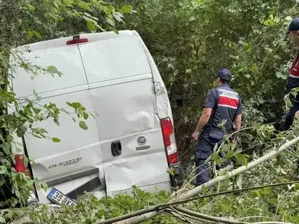 Kavak'ta Minibüs Şarampole Yuvarlandı: 2 Yaralı