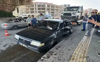 Kavşakta Otomobil İle Kamyonet Çarpıştı: 1 Yaralı
