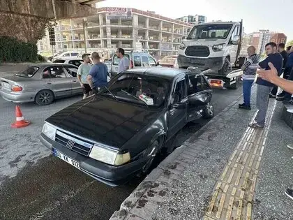 Kavşakta Otomobil İle Kamyonet Çarpıştı: 1 Yaralı
