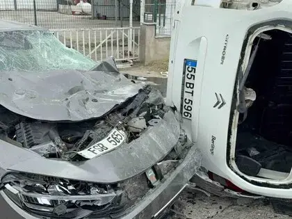 Yoldan Çıkan Araç Havalanarak Otomobilin Üzerine Düştü: 4 Yaralı