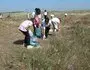 Sahildeki Çöpleri Tek Tek Topladılar