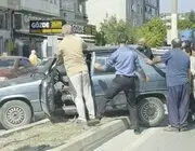 Boyabat’ta Trafik Kazası: Otomobil Refüje Çıktı