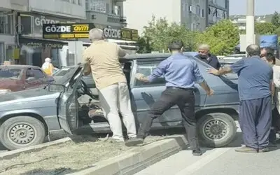 Boyabat’ta Trafik Kazası: Otomobil Refüje Çıktı