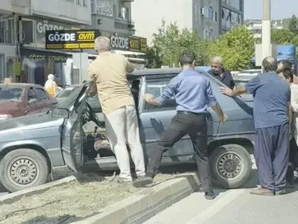 Boyabat’ta Trafik Kazası: Otomobil Refüje Çıktı