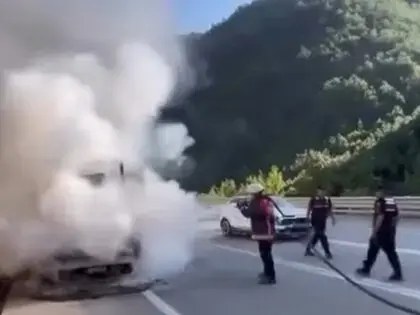 Tavuk Taşıyan Kamyonet Hareket Halindeyken Yandı