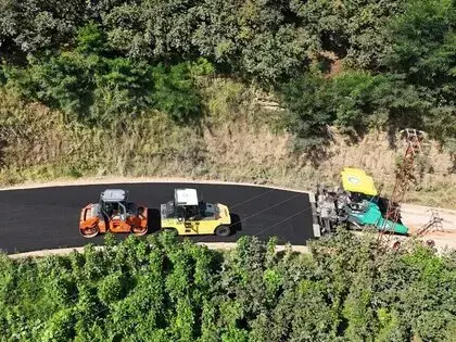 Ordu Büyükşehir, 2 İlçede Mahalleleri Bağlayan Yolu Sıcak Asfaltla Buluşturdu