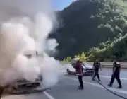 Tavuk Taşıyan Kamyonet Hareket Halindeyken Yandı