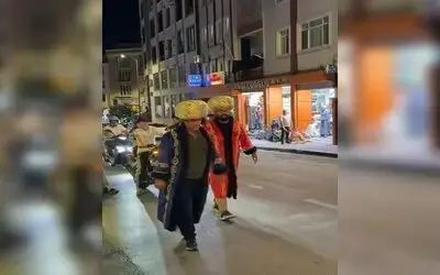 Sinop’ta Padişah Kostümüyle Sıra Dışı Yürüyüş