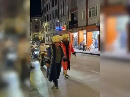 Sinop’ta Padişah Kostümüyle Sıra Dışı Yürüyüş