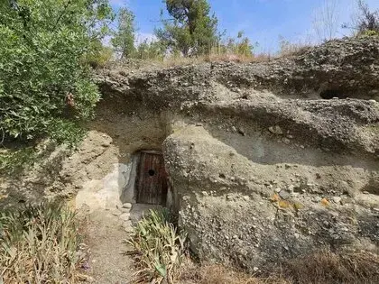 Boyabat’ta Kayanın Altındaki Türbe Görenleri Şaşırtıyor