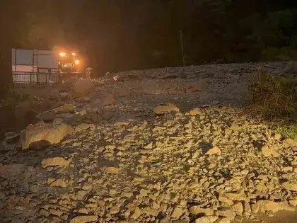 Trabzon’da Aşırı Yağış Dereyi Taşırdı, Yol Ulaşıma Kapandı