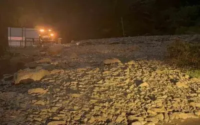 Trabzon’da Aşırı Yağış Dereyi Taşırdı, Yol Ulaşıma Kapandı
