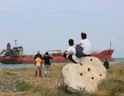 Dron Saldırısı Sonrası Karaya Oturan Gemi İlgi Odağı Oldu