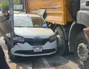 Kamyonun Çarptığı Otomobil Direk İle Kamyon Arasında Sıkıştı: 1 Yaralı