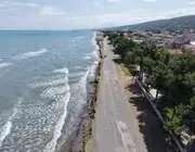 Atakum'da Kıyı Erozyonu Yola Kadar Ulaştı, Yapıları Tehdit Ediyor