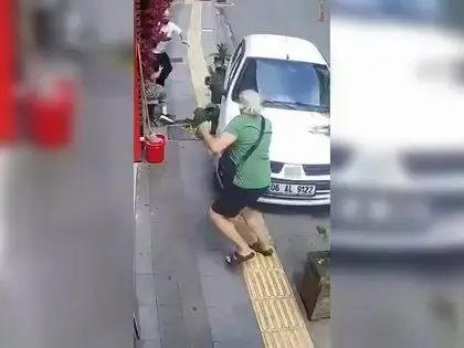 El Freni Çekilmeyen Otomobil Kaldırıma Çıktı, Yaya Ezilmekten Son Anda Kurtuldu