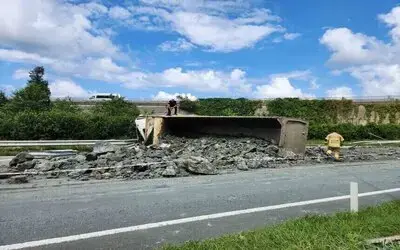 Rize’de Kaza Yapan Kamyona Arkadan Gelen Taş Yüklü Kamyon Çarptı: 3 Yaralı