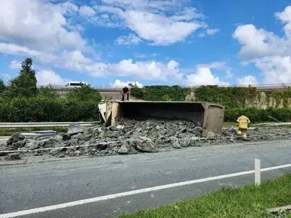 Rize’de Kaza Yapan Kamyona Arkadan Gelen Taş Yüklü Kamyon Çarptı: 3 Yaralı