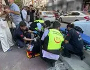 Yolun Karşısına Geçmeye Çalışan Yaşlı Kadın Ve Torununa Otomobil Çarptı, Sürücü Kaçtı
