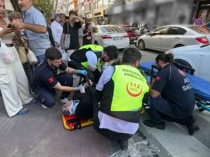 Yolun Karşısına Geçmeye Çalışan Yaşlı Kadın Ve Torununa Otomobil Çarptı, Sürücü Kaçtı