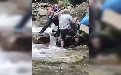 Dere Yatağında Mahsur Kalan Yavru Boz Ayıyı Yöre Halkı Kurtardı